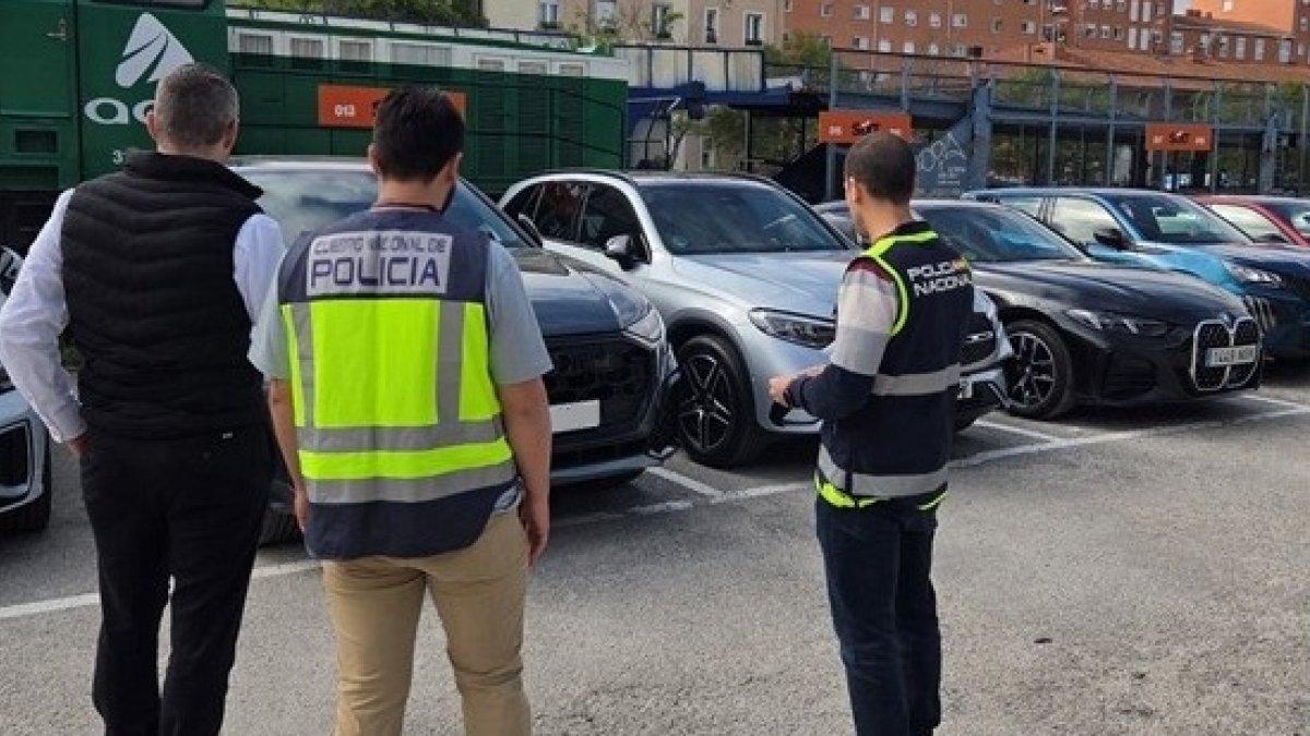 Recuperación, por parte de la Policía Nacional, de coches de alta gama obtenidos de manera fraudulenta.