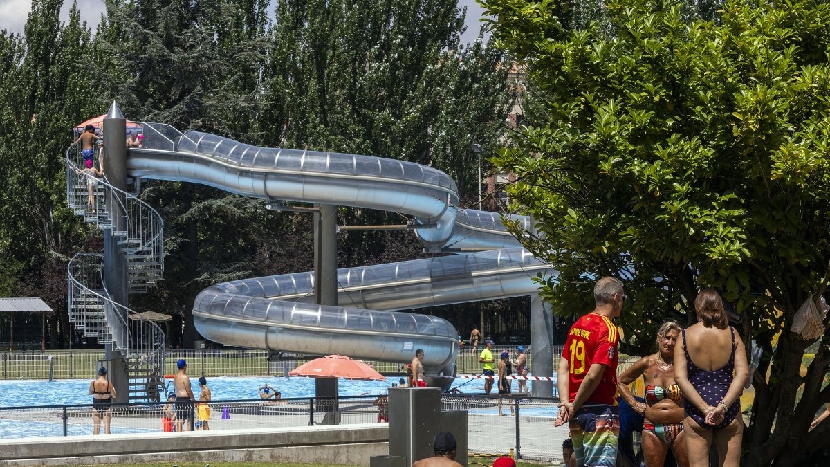 Bañistas en una jornada de sol y calor, en las piscinas municipales del Plantío.