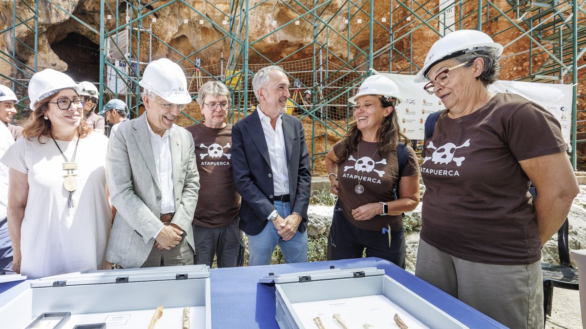 Los codirectores muestras al consejero de Cultura, Alberto Díaz Pico, los hallazgos de la campaña de excavaciones de Atapuerca.