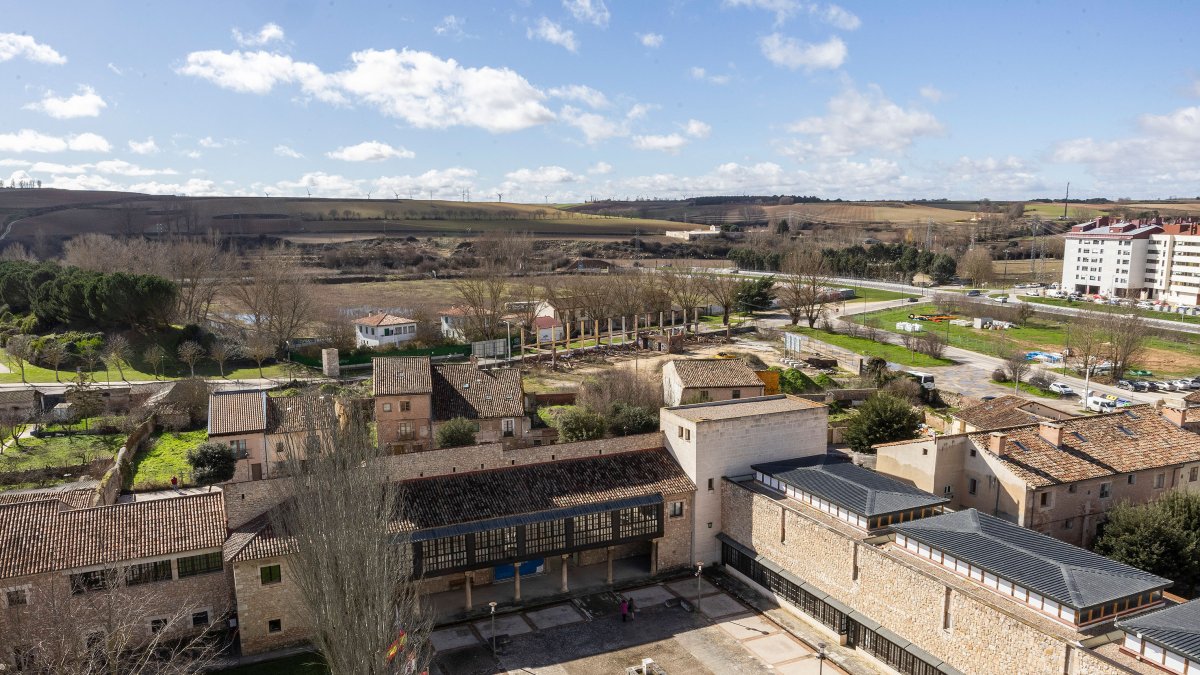 Terrenos de la antigua CLH al fondo de esta imagen, donde el PP planea un nuevo complejo deportivo.