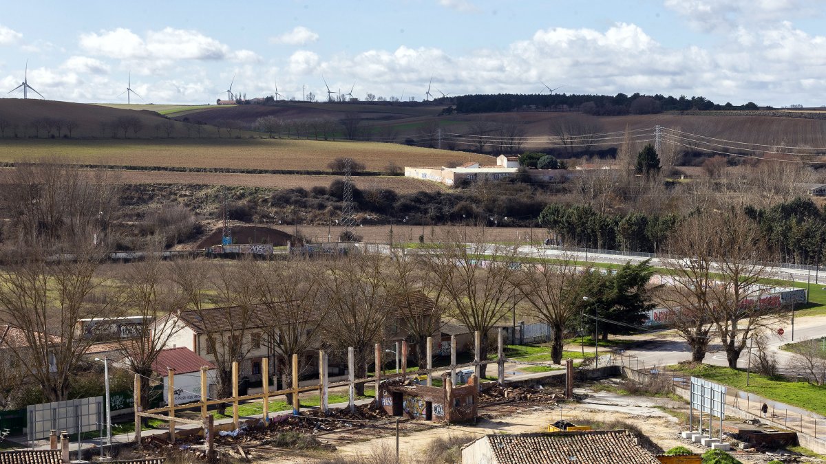 Terrenos de la antigua CLH al fondo de la imagen, donde el PP planea un nuevo complejo deportivo.