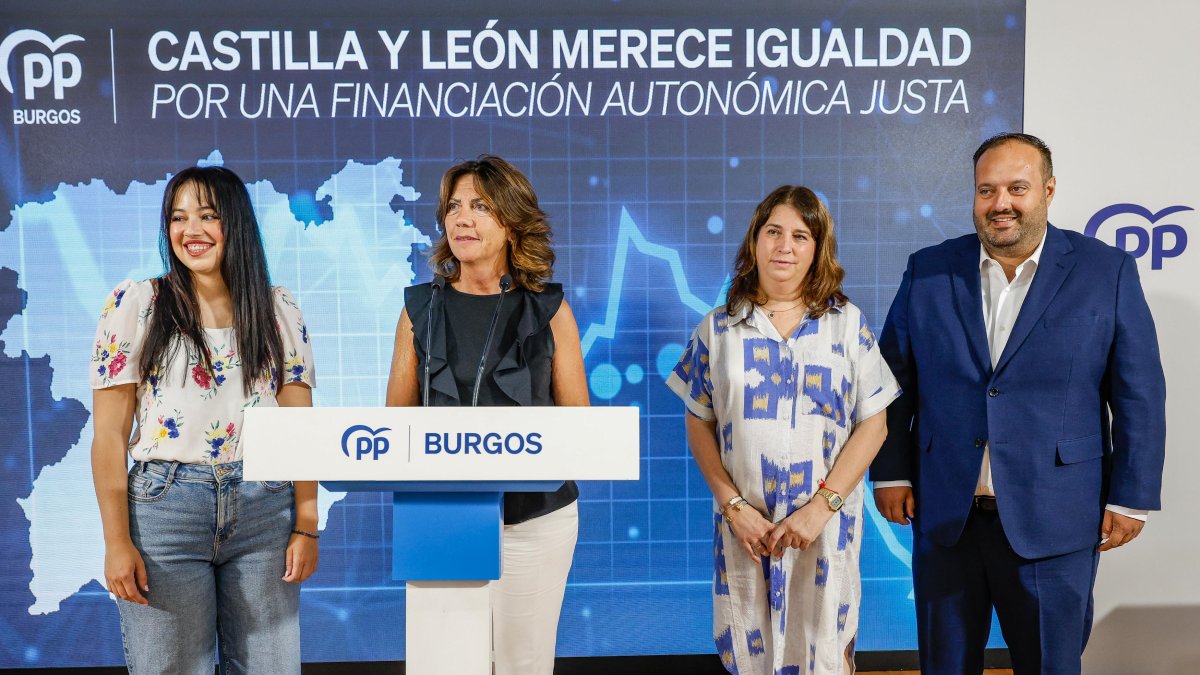 Marta Arroyo, junto a tres de sus compañeros procuradores