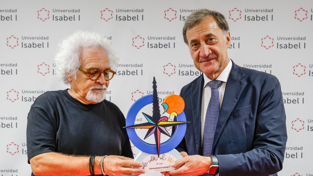 Feliciano González (Burgos Acoge) y Alberto Gómez Barahona (UI1), tras la firma del convenio.