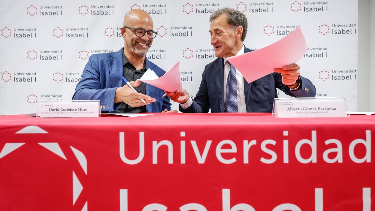 David Cortejoso Mozo, presidente del COPCYL, y Alberto Gómez Barahona, rector de la Isabel I.