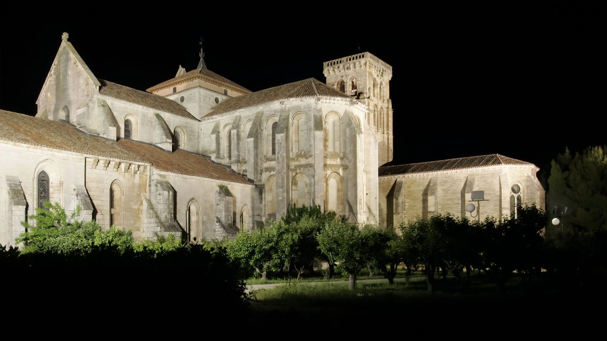 El Monasterio de las Huelgas iluminado de noche.