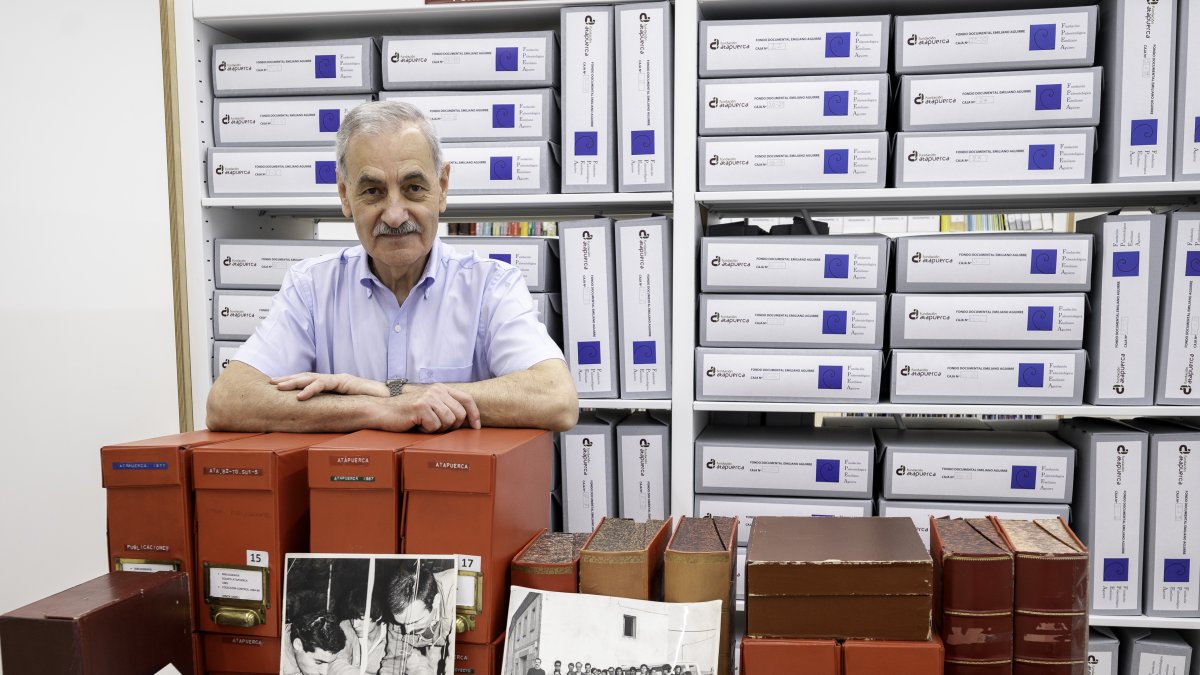 José María Bermúdez de Castro dona su archivo al Centro de Investigación Emiliano Aguirre.