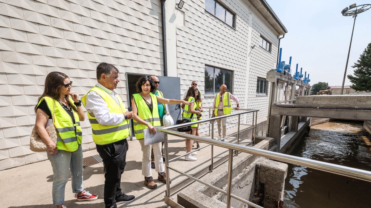 Un momento de una visita reciente a la depuradora de Burgos para conocer los detalles del proyecto del tanque de tormentas.