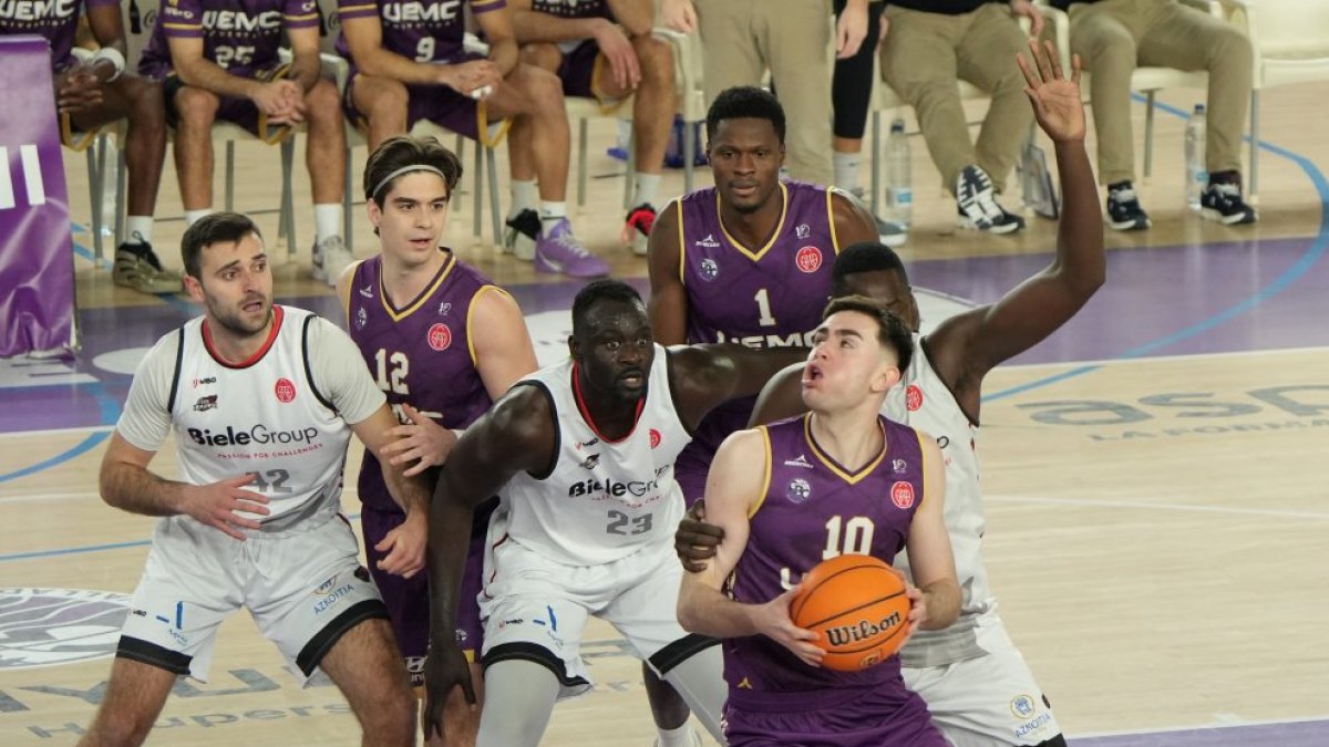 Iñaki Ordóñez encara el aro durante un partido con el UEMC Baloncesto Valladolid.
