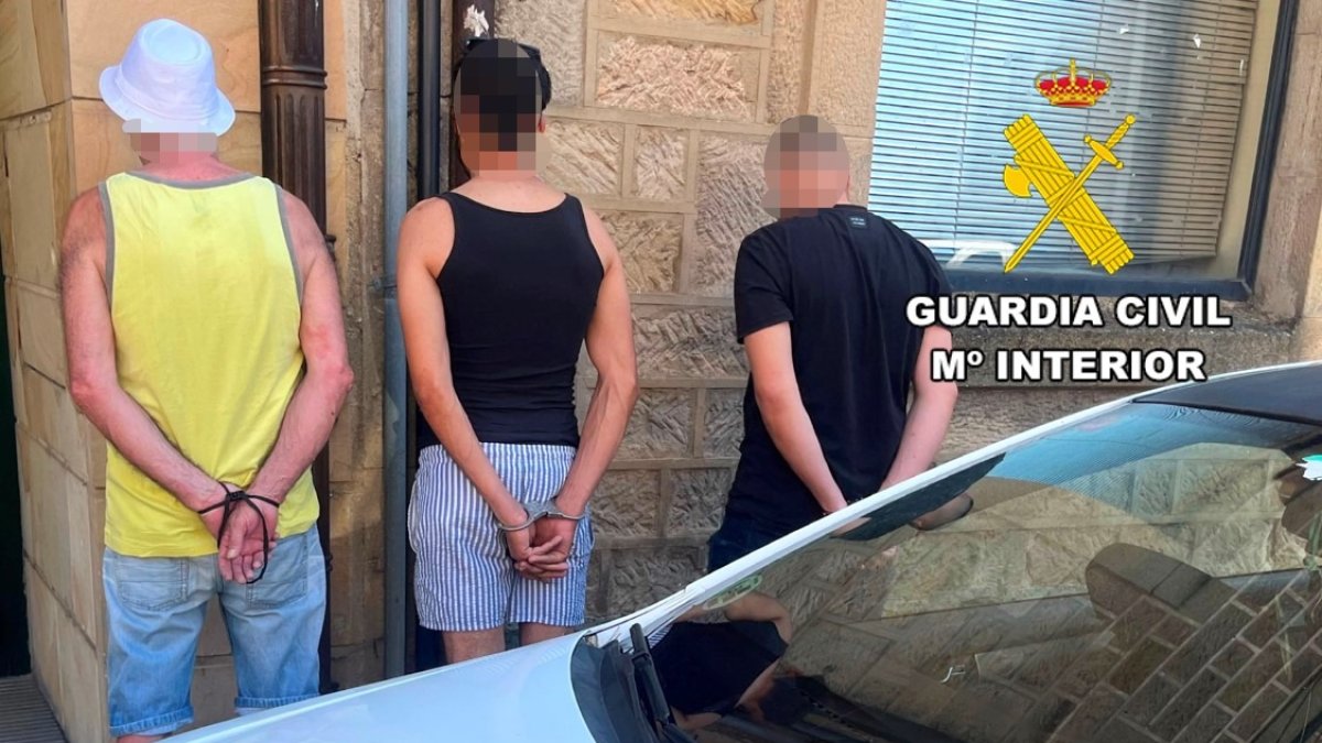 Imagen de los tres detenidos.