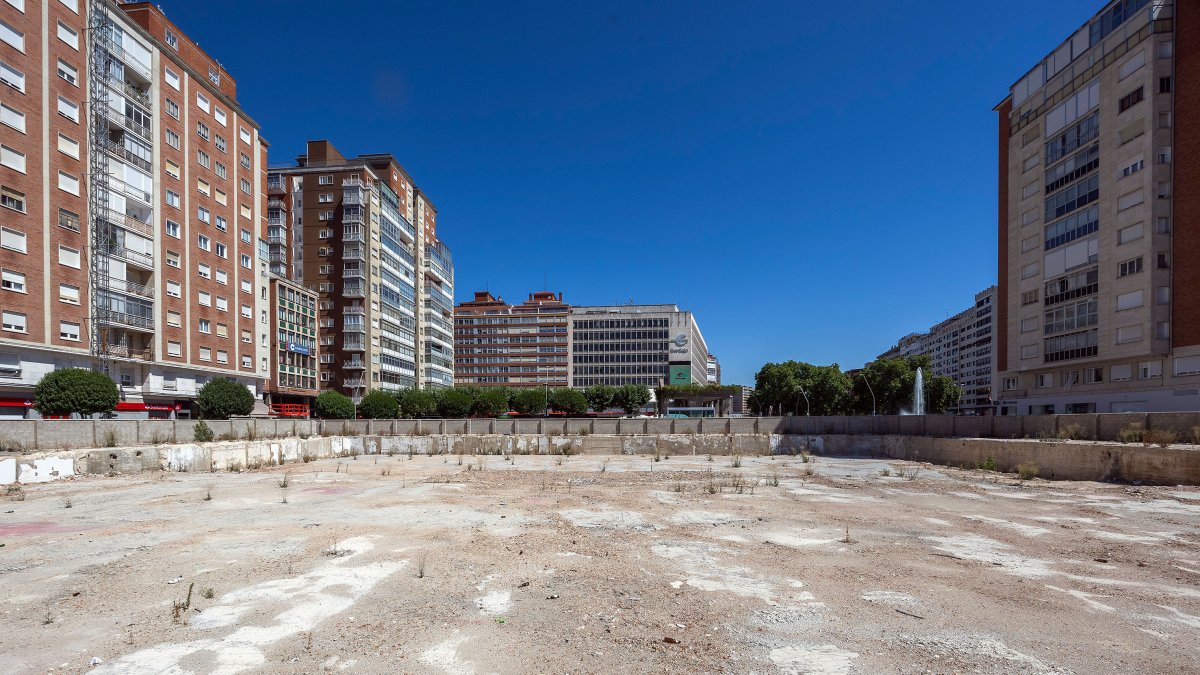El solar de la plaza de España donde se ubicará el nuevo Mercado Norte espera el desarrollo del nuevo proyecto.