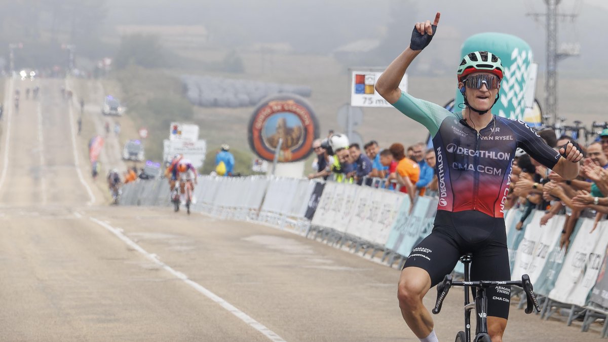 Felix Gall celebra el triunfo en la llegada a Corconte.
