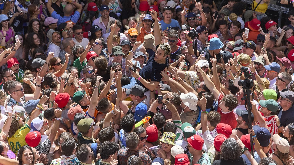 Imagen de una abarrotada Plaza del Trigo con Barry B entre la multitud.