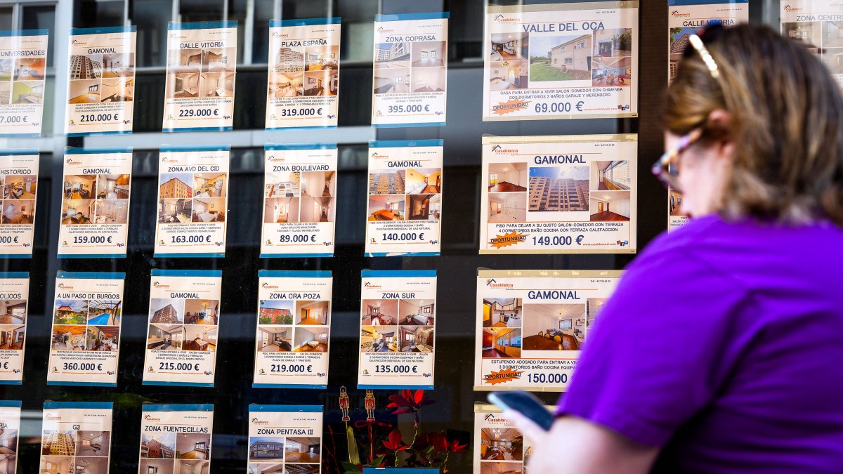 Imagen de anuncios de venta de viviendas de una inmobiliaria.