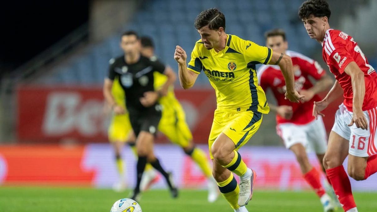 Forés, durante un partido con el Villarreal B.