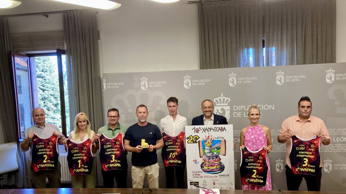 El presidente de la Diputación de León, Gerardo Álvarez Courel, presenta la X Xamascada Campeonatos de Europa Alpino en Línea acompañado por el alcalde de Villablino, Mario Rivas, el secretario general de la Real Federación Española de Patinaje, Manuel Moreno Juristo; y el director deportivo del Club Leitariegos y de la competición, Julio Anel Martin-Granizo.