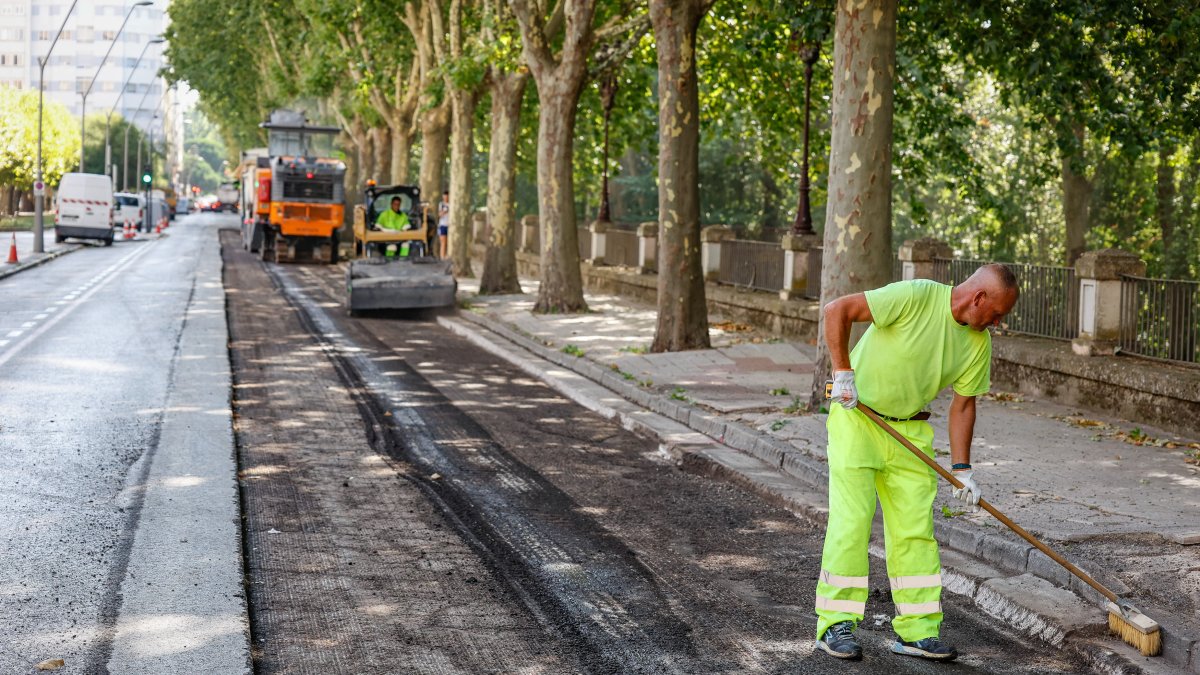 Las tareas para renovar el firme de la avenida Arlanzón, entre el puente Gasset y la plaza del Rey, comenzaron temprano.