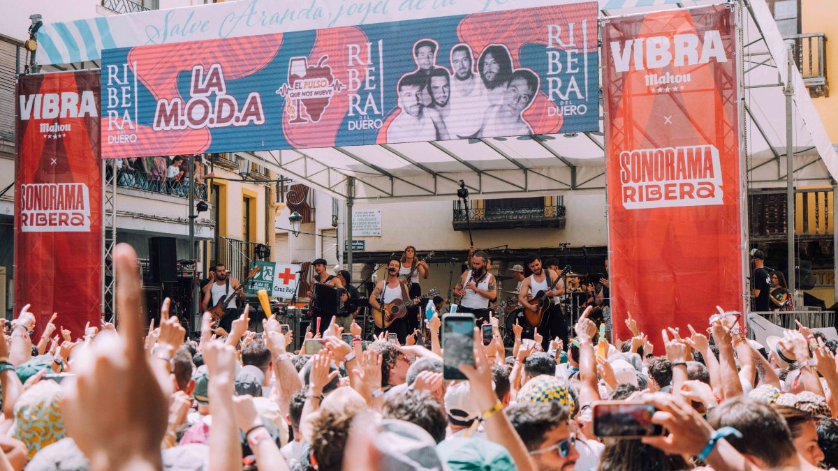 Leiva se sumó a la interpretación de La M.O.D.A. en su concierto en la plaza del Trigo.