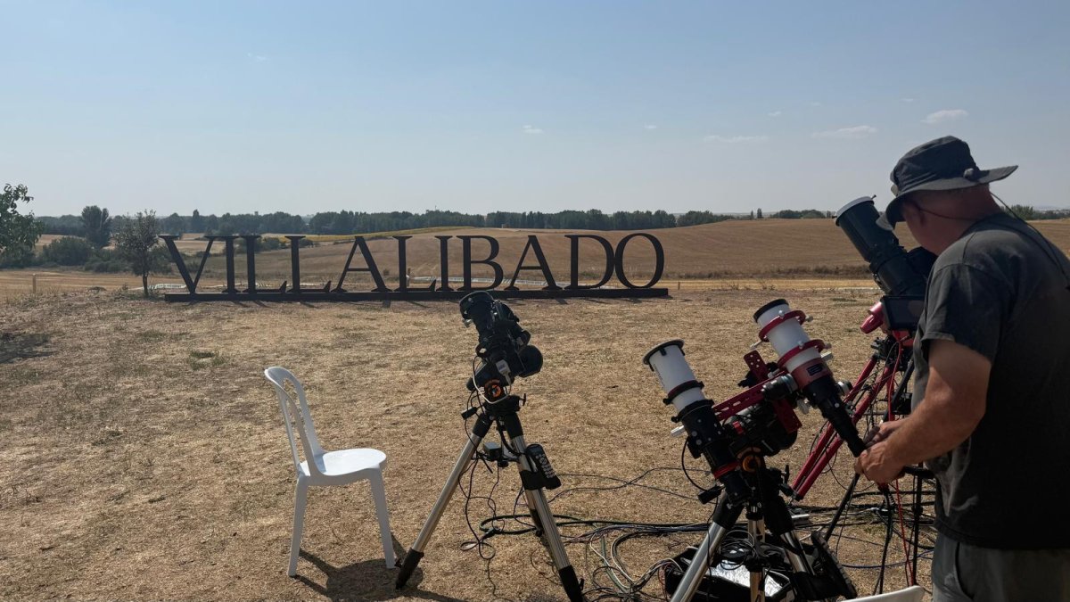 Los científicos ya han instalado sus telescopios en el espacio turístico Las de Villadiego en Villalibado.