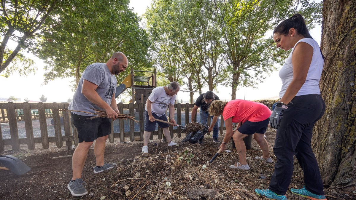 Vecinos de Villatoro limpian el entorno de un parque del barrio.