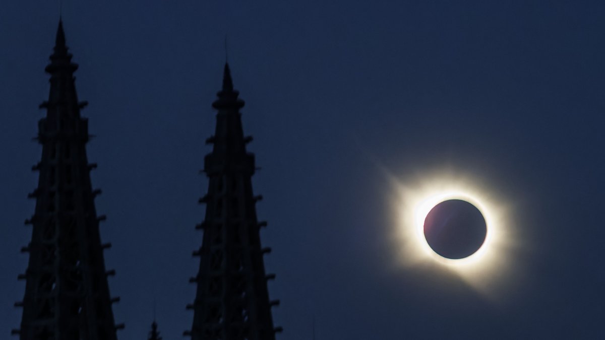 El eclipse total de sol con las agujas de la Catedral como testigo.
