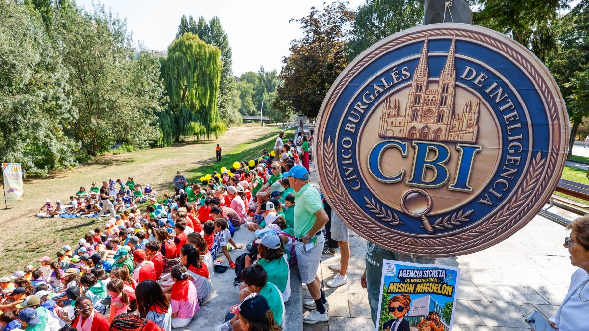 Instante de la fiesta del verano de centros cívicos a orillas del Arlanzón.
