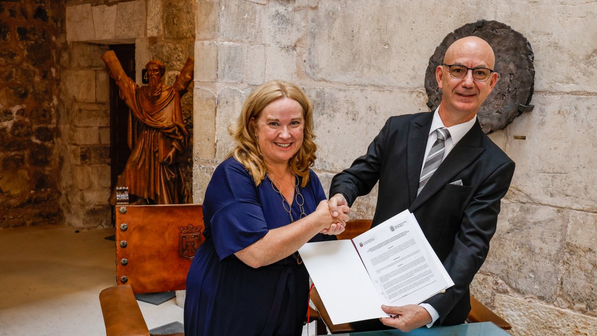 Cristina Ayala y José Miguel García cierran el acuerdo, firmado en el Palacio de Castilfalé, con un apretón de manos.