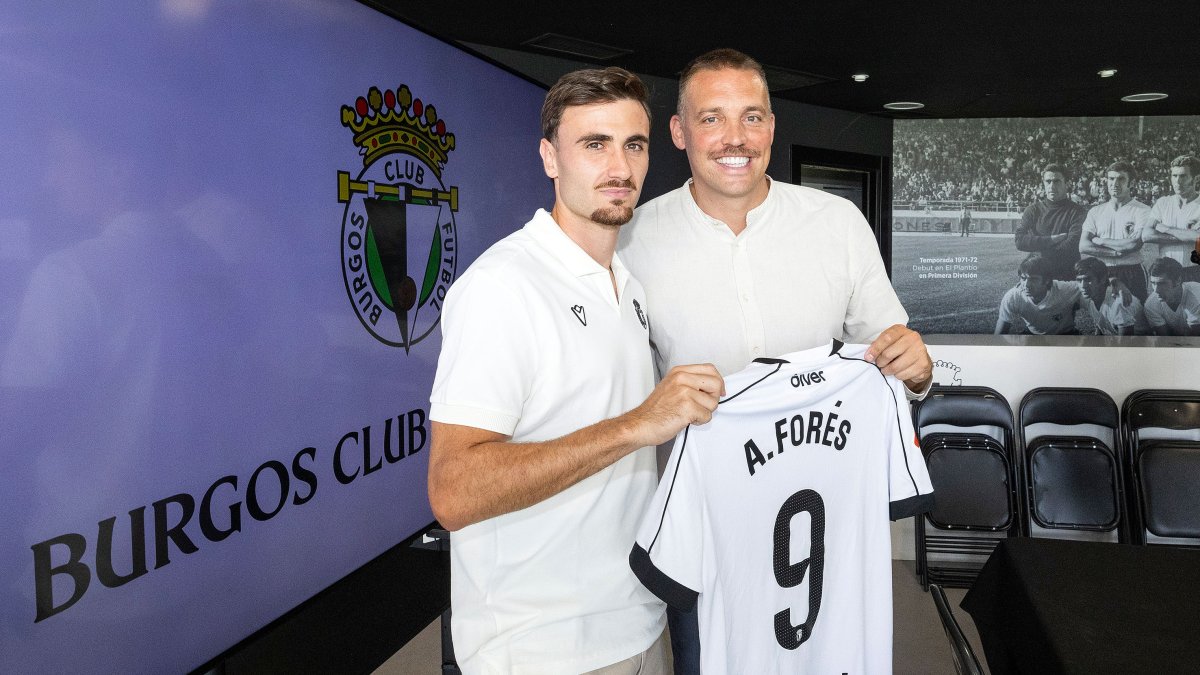 Álex Forés y Michu, durante la presentación del delantero.