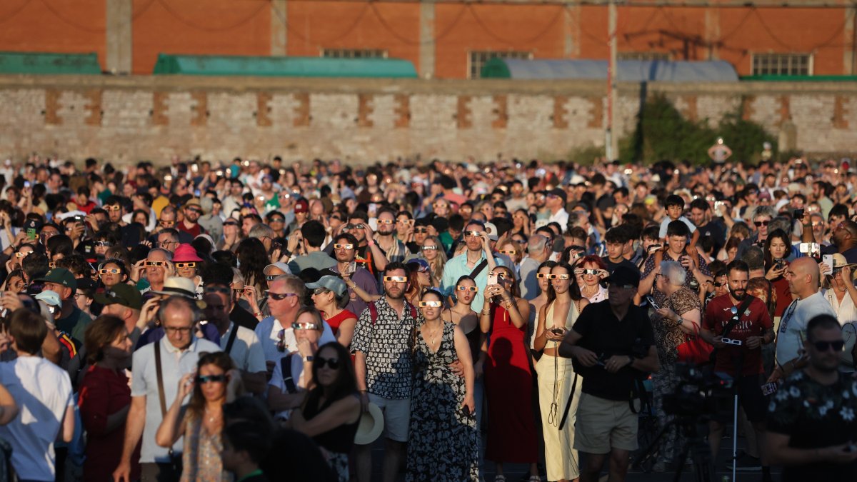 Centenares de personas, durante el eclipse solar total en León.