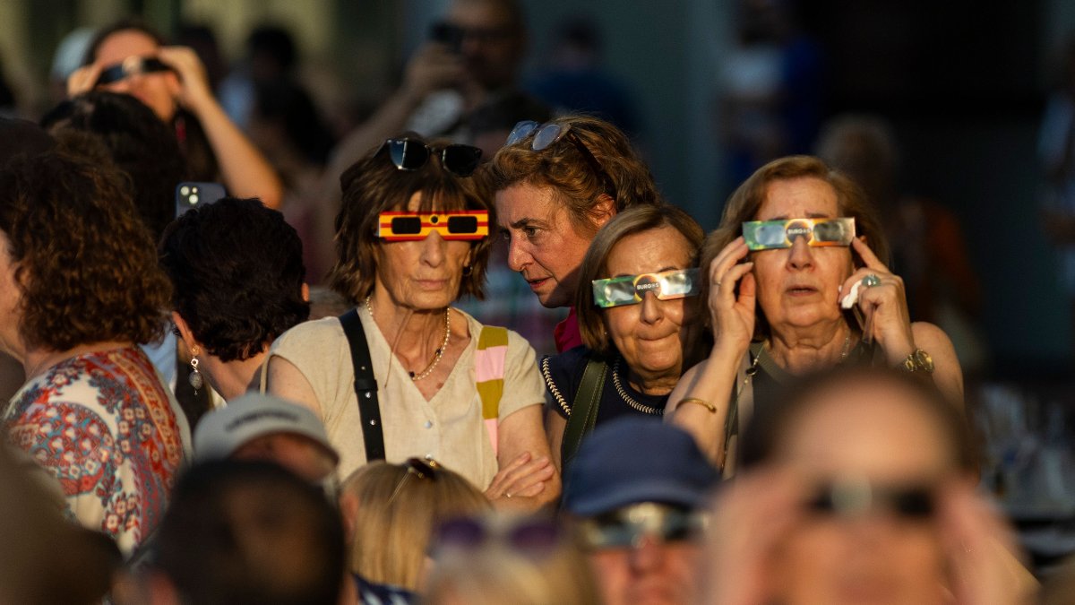 Imagen de personas viendo el eclipse en Burgos.