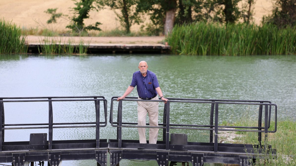 El escritor Raúl Guerra Garrido, en el Canal de Castilla.