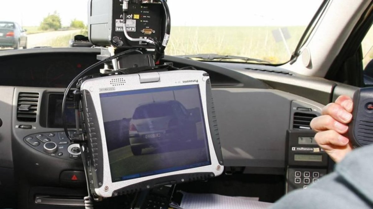 Imagen de un dispositivo de control de velocidad de la Guardia Civil.