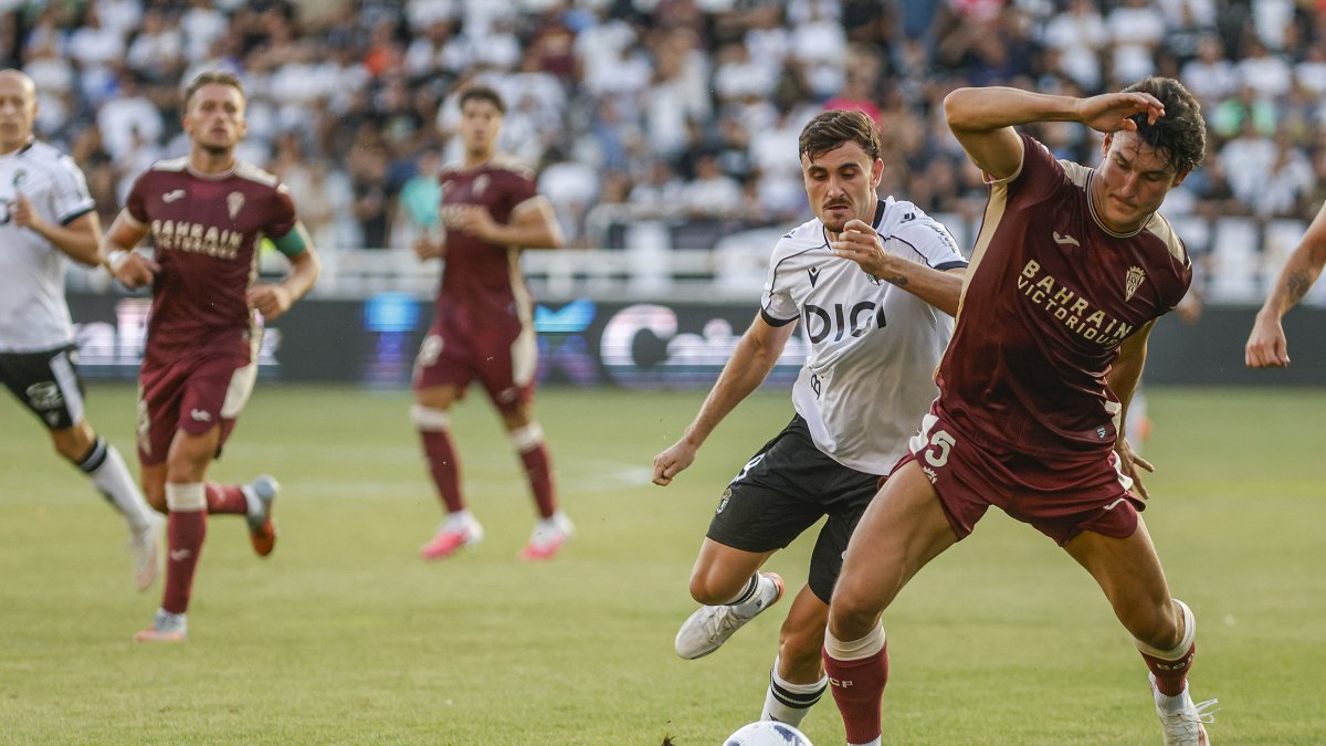 Álex Forés se estrenó con gol ante el Córdoba.