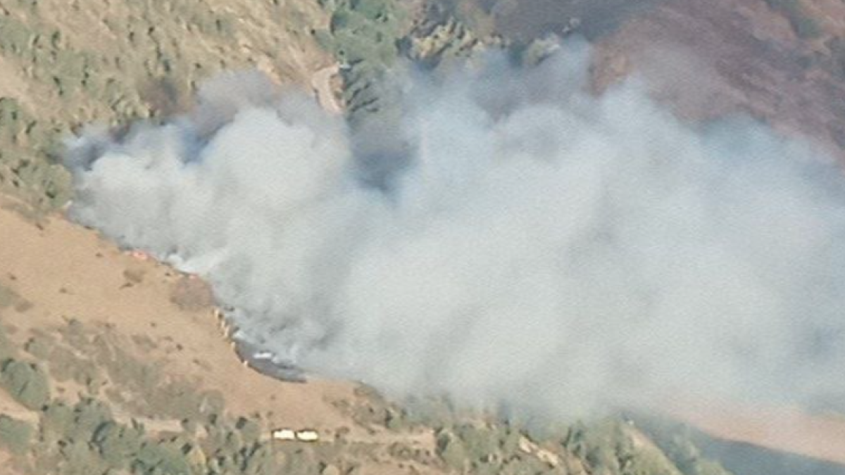 Medios terrestres y aéreos luchan contra un incendio cerca del pantano del Arlanzón