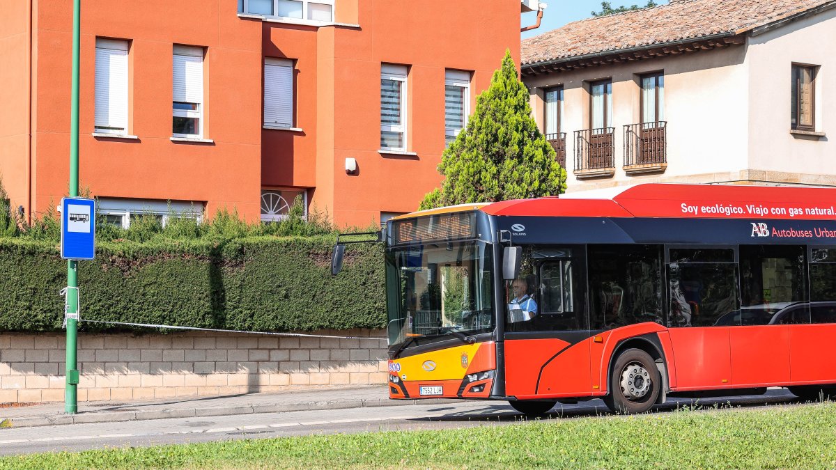 Los usuarios «perdidos» con el cambio de parada de bus en el HUBU
