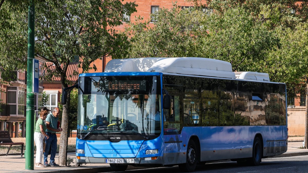 Un autobús cedido para para coger a viajeros.