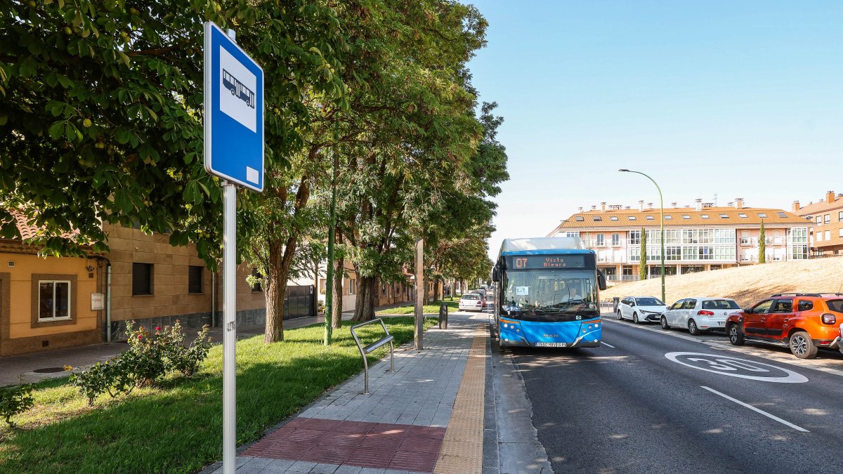 Un autobús de Madrid circula por la calle Pozanos, en las cercanías del Hospital Universitario de Burgos.