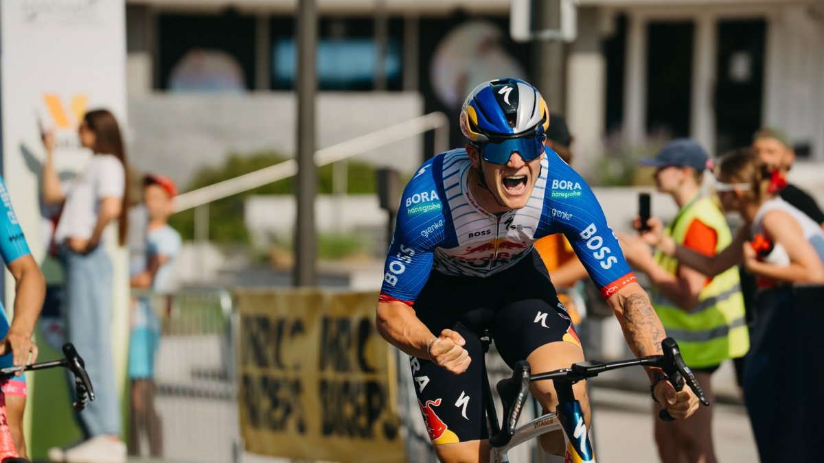 Pajur festeja su victoria en el pasado Campeonato de Estonia.