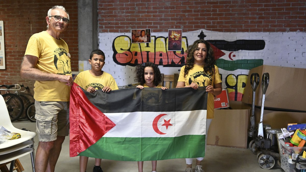 Eduardo Heras, presidente de la Asociación Burgalesa de Amigos del Pueblo Saharaui, junto a Libertad Pedraza y los niños Ayub y Wahba Neymuna.