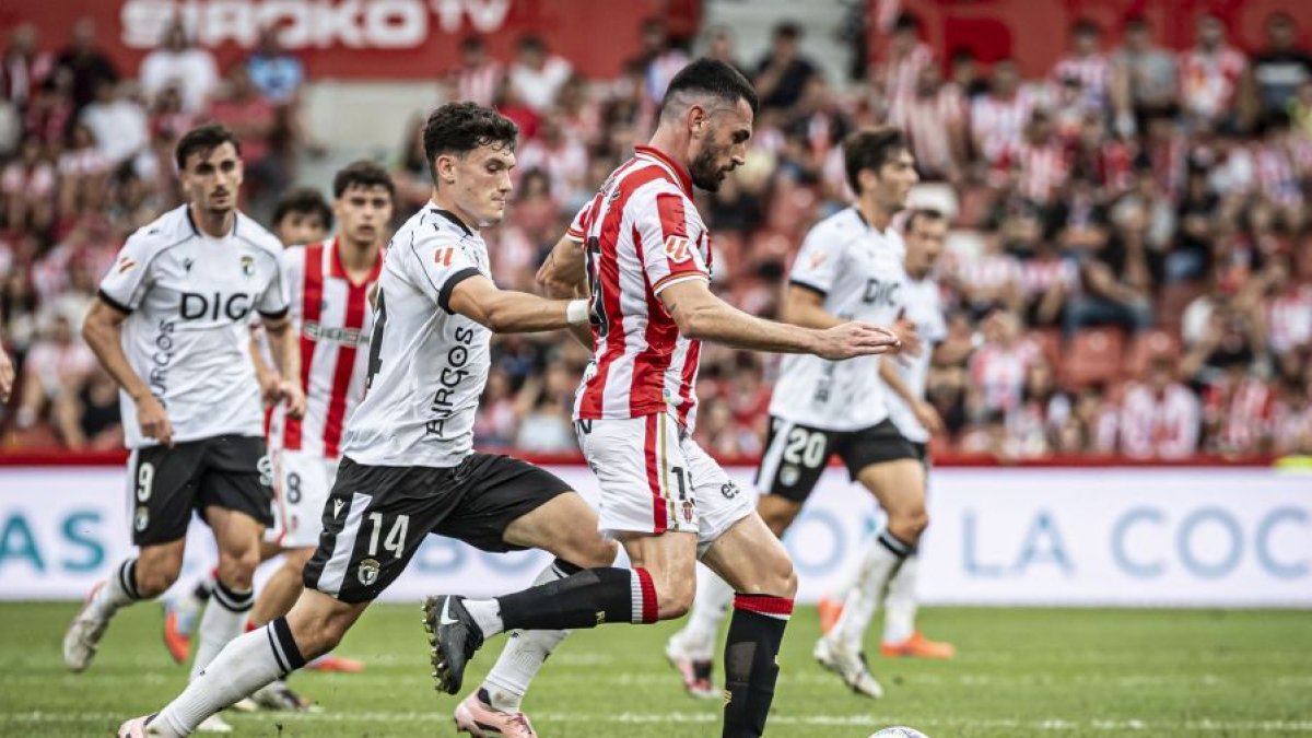 David González lucha por un balón con el sportinguista Pablo Vázquez.