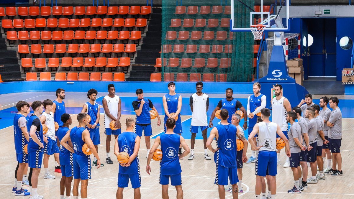 Los jugadores del San Pablo escuchando la charla técnica de Porfi Fisac