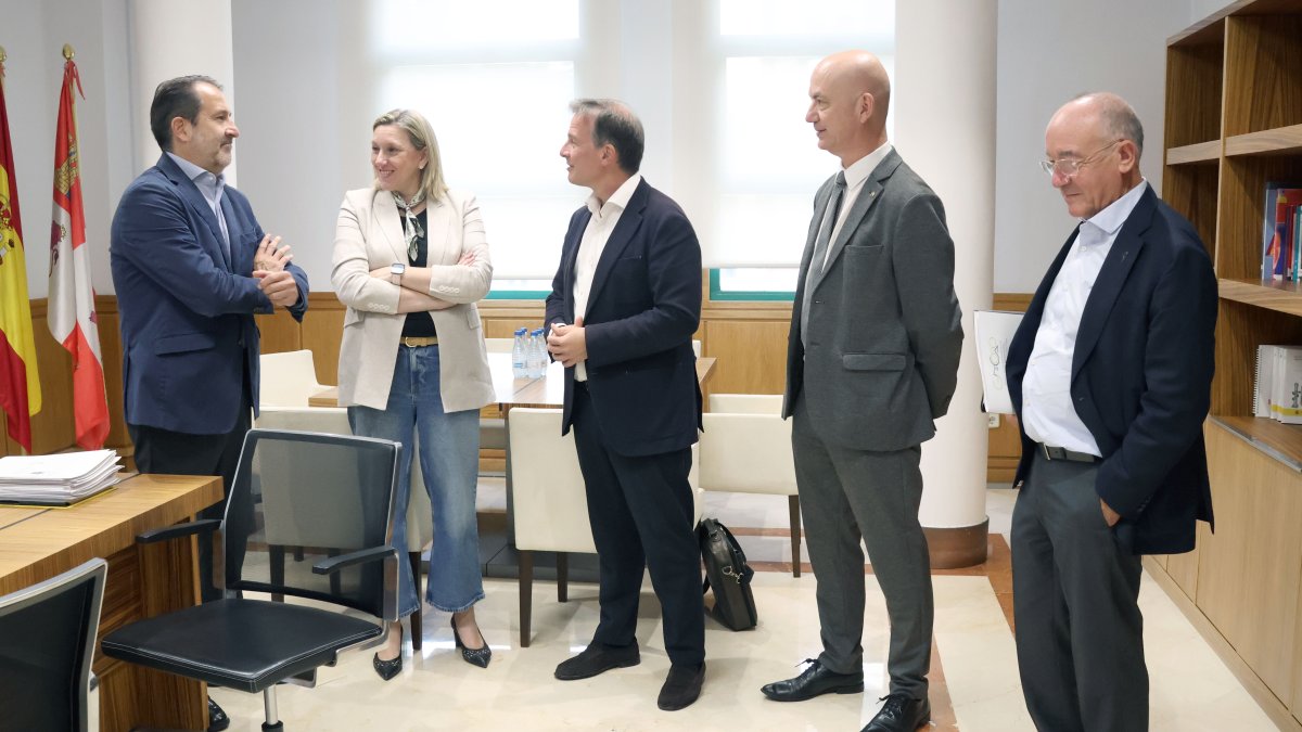 La vicepresidenta segunda de la Junta, Isabel Blanco, se reunió con el rector de la Universidad de Burgos, José Miguel García, y el presidente de la Diputación, Borja Suárez.