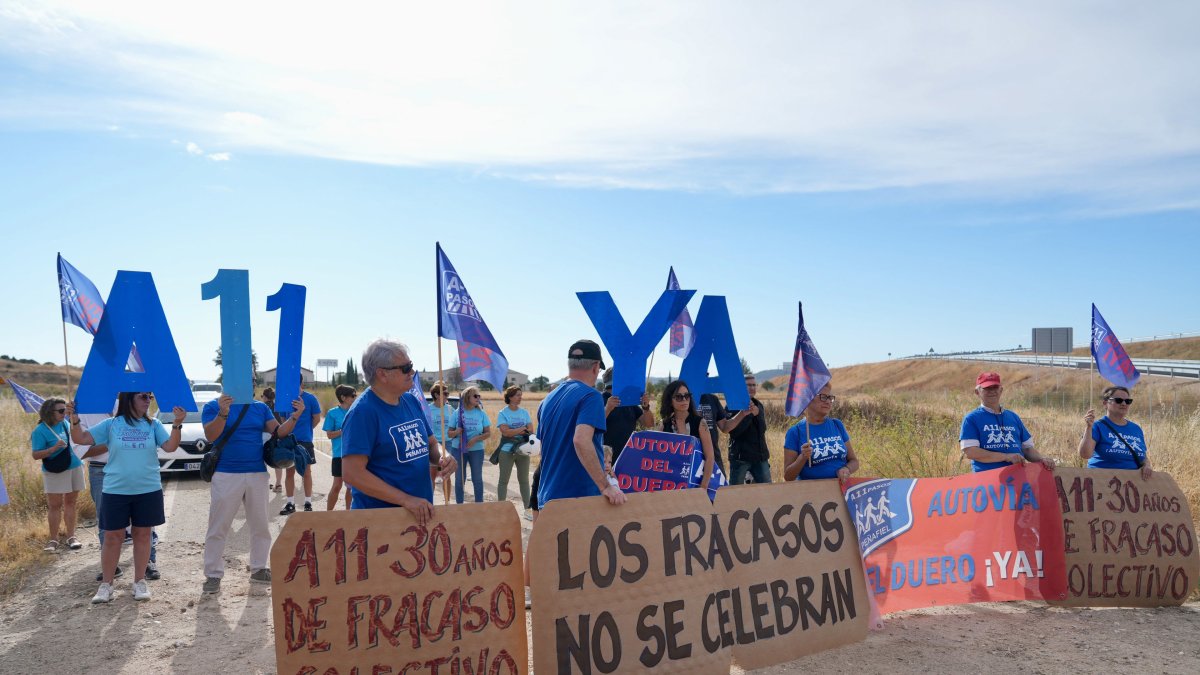 Varios manifestantes protestan durante la puesta en servicio de un nuevo tramo de la autovía del Duero A-11, a 24 de agosto de 2026, en Valduerna del Duero, Valladolid, Castilla y León (España).