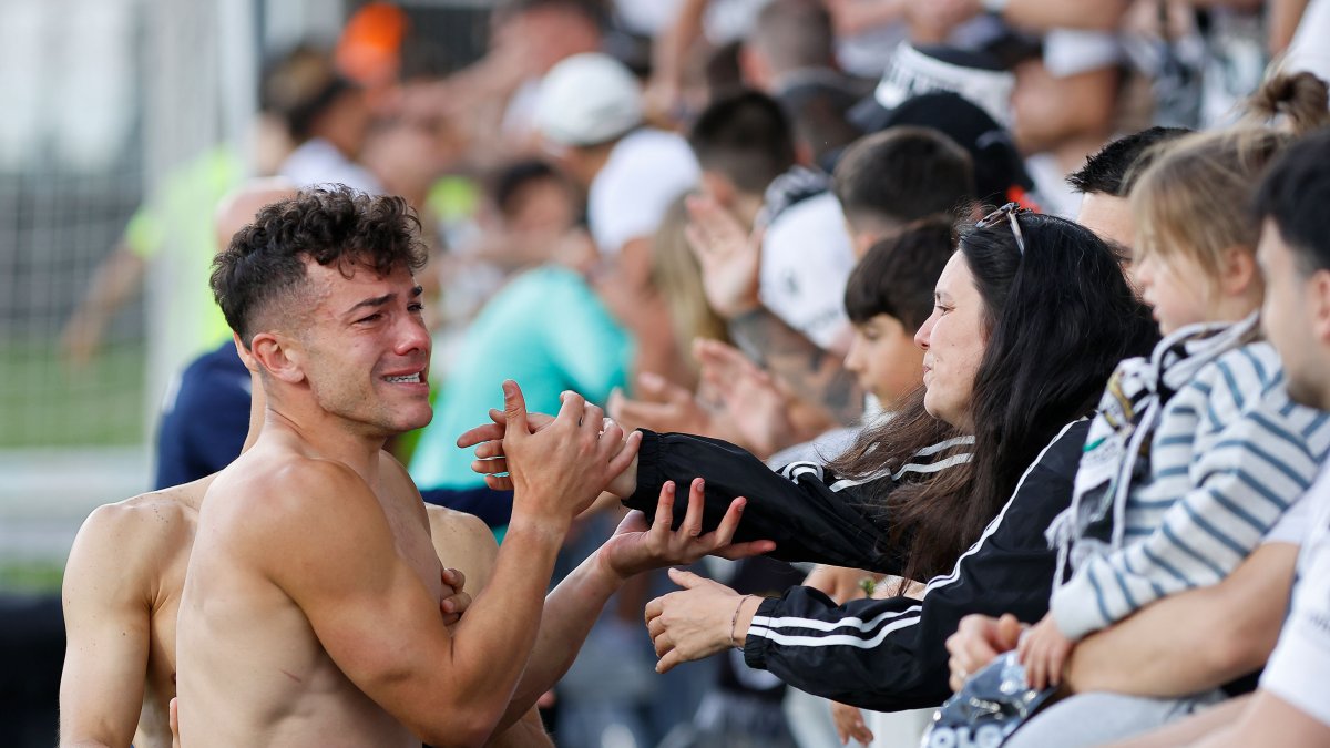 Curro, emocionado, recibe el cariño de la grada tras la amarga victoria ante el Andorra que, no obstante, no fue suficiente para jugar el play off.