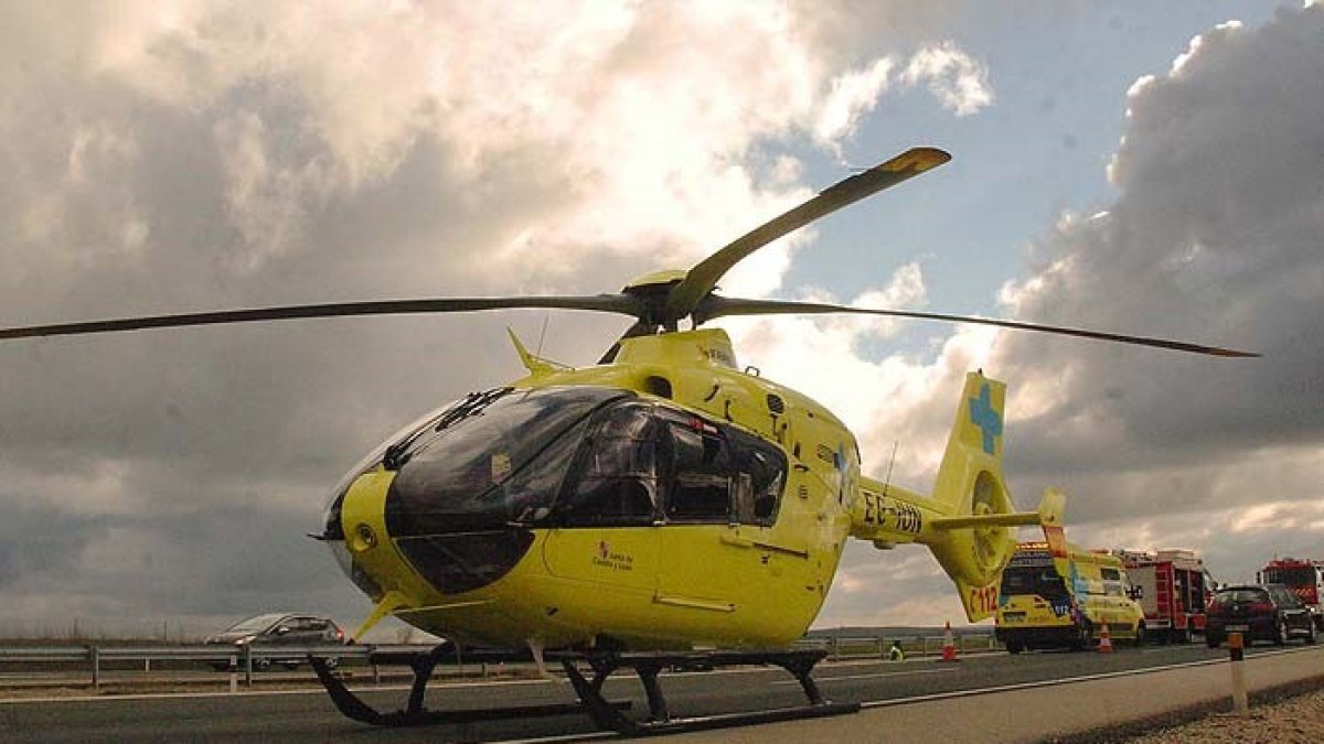 Archivo - Helicóptero medicalizado.