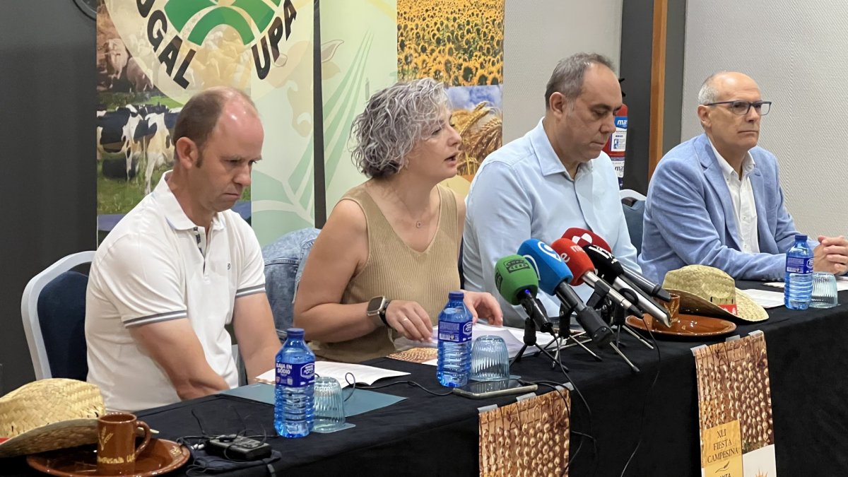 Presentación de la Fiesta Campesina que organiza la Unión de Ganaderos y Agricultores de León, UGAL, con la asistencia de la secretaria general, Sonia Castro, y el alcalde de Santa Marina del Rey, Francisco Javier Álvarez.