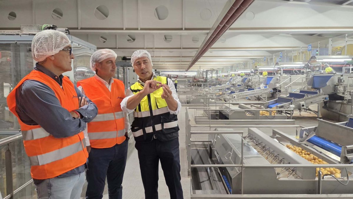 El consejero de Agricultura, Ganadería, Medio Rural y Política Ambiental de la Junta de Castilla y León, Joaquín Antonio Pino, visita las instalaciones de Patatas Meléndez en Medina del Campo (Valladolid).