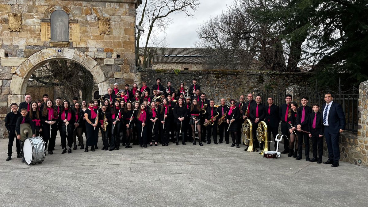 Foto de familia de la Banda de Música ‘Sones del Órbigo de Veguellina de Órbigo’.