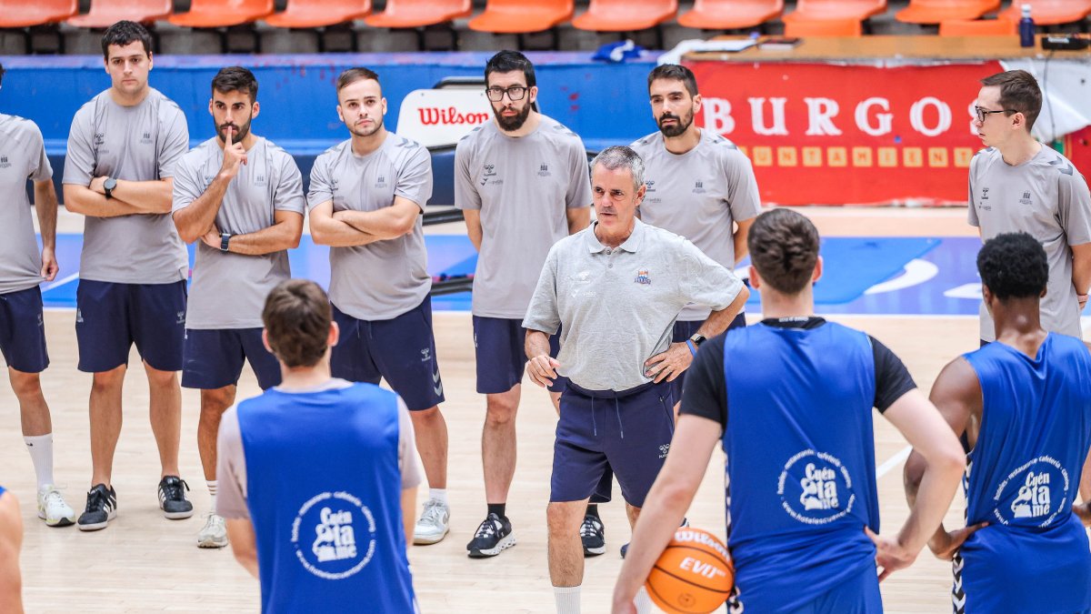 Los jugadores del San Pablo atendiendo a la charla de Porfi FIsac