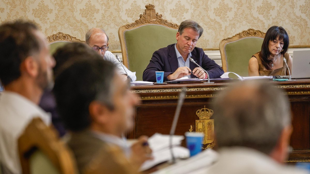 Suárez se une a Vox para reclamar el despliegue militar en Ceuta y Melilla.