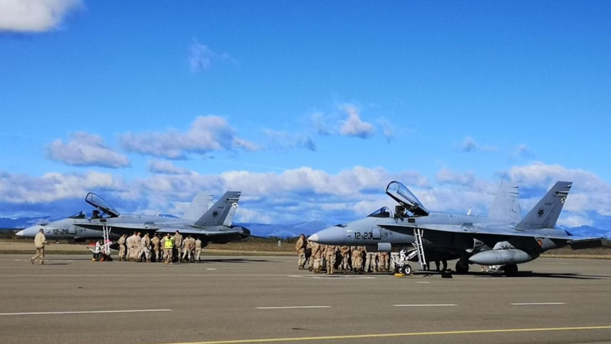 Imagen de dos F-18 en la Base Aérea de León donde se licitan obras para la operatividad de aviones no tripulados.